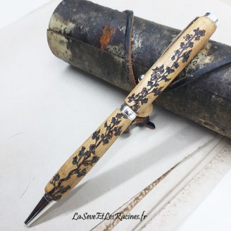 stylo rechargeable bille bic en bois pyrogravé arbre fleurs