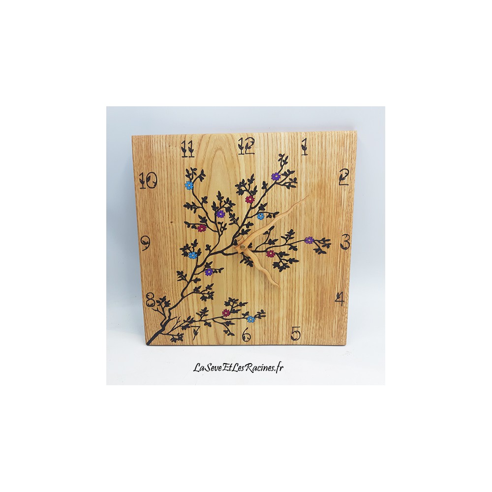 horloge en bois carrée personnalisable branche d'arbre fleurie bio ecologique nature