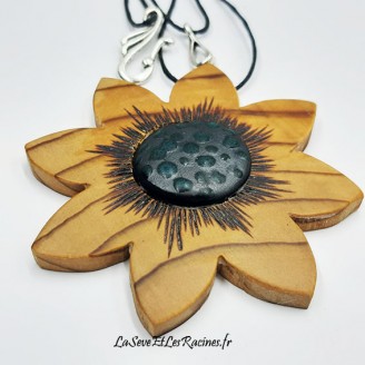 Collier en bois de cèdre et céramique bleu noir fleur artisanal