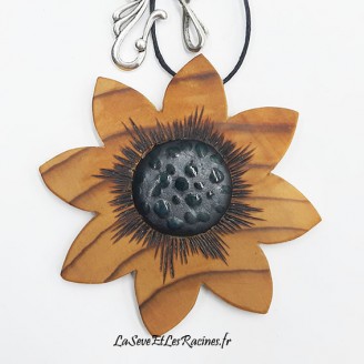 Collier en bois de cèdre et céramique bleu noir fleur artisanal