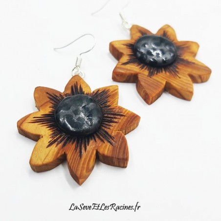 Boucles d'oreilles fleurs en bois de cèdre et céramique bleu noir artisanal