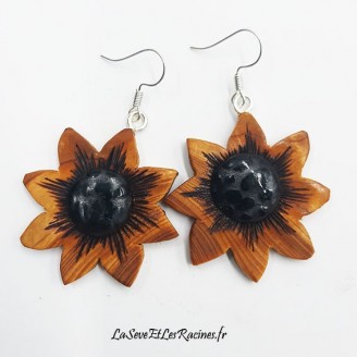 Boucles d'oreilles fleurs en bois de cèdre et céramique bleu noir artisanal