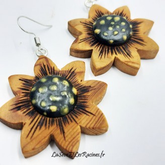 Boucles d'oreilles artisanales fleurs en bois de cèdre et céramique jaune noir