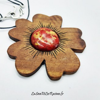 Collier fleur en bois de noyer et céramique rouge jaune artisanal