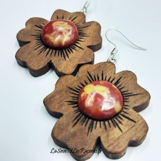 Boucles d'oreilles artisanales en bois de noyer fleurs et céramique rouge jaune