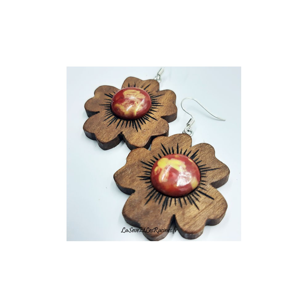 Boucles d'oreilles artisanales en bois de noyer fleurs et céramique rouge jaune