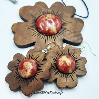 parure collier et boucles d'oreilles artisanales en bois de noyer fleurs et céramique rouge jaune