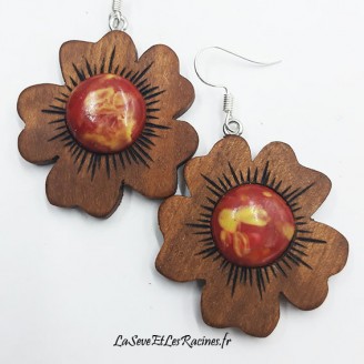 Boucles d'oreilles artisanales en bois de noyer fleurs et céramique rouge jaune