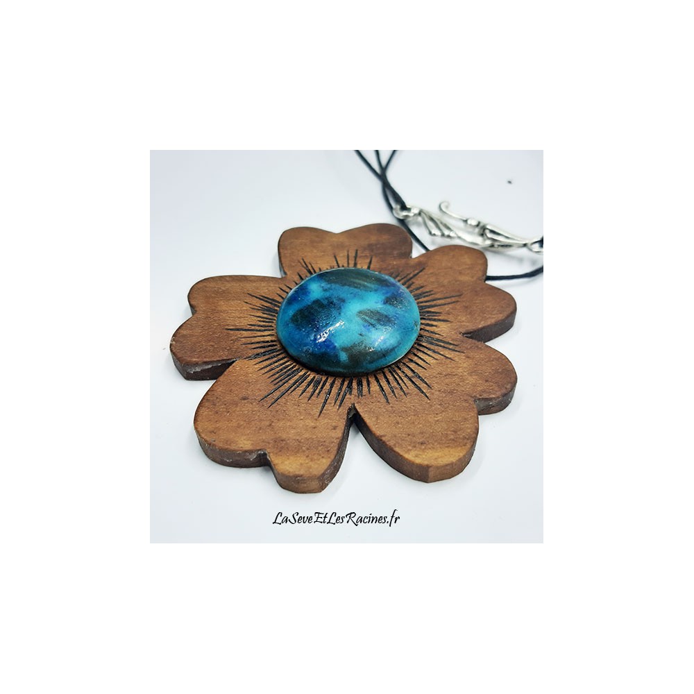 Collier artisanal fleur en bois de noyer et céramique bleue turquoise