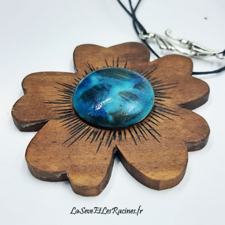 Collier artisanal fleur en bois de noyer et céramique bleue turquoise