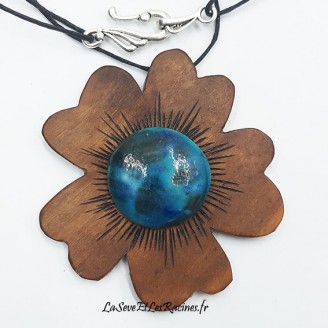 Collier artisanal fleur en bois de noyer et céramique bleue turquoise