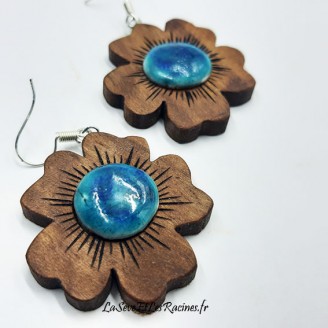 Boucles d'oreilles fleurs en bois de noyer et céramique bleue turquoise fabrication artisanale française