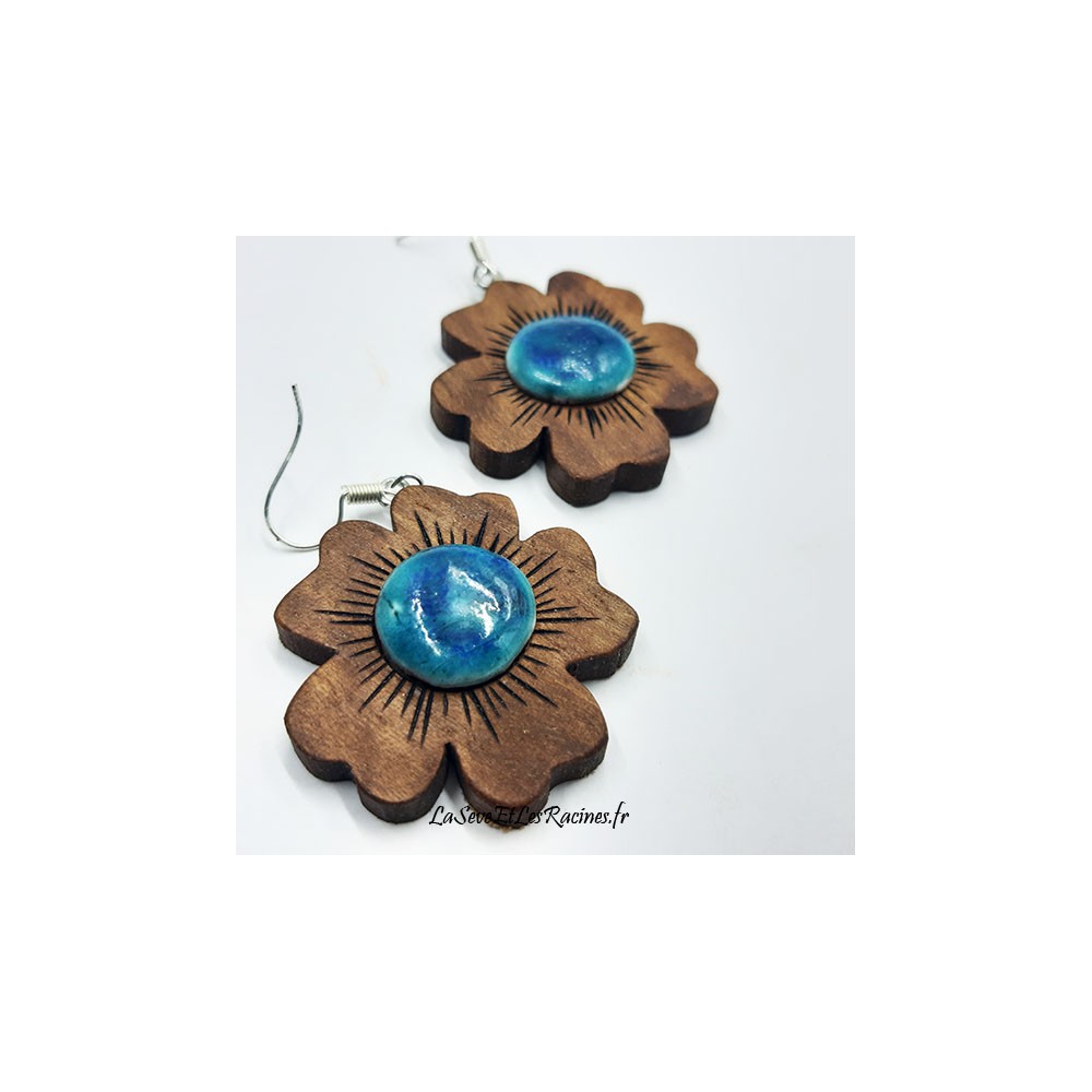 Boucles d'oreilles fleurs en bois de noyer et céramique bleue turquoise fabrication artisanale française