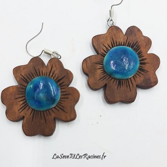 Boucles d'oreilles fleurs en bois de noyer et céramique bleue turquoise fabrication artisanale française