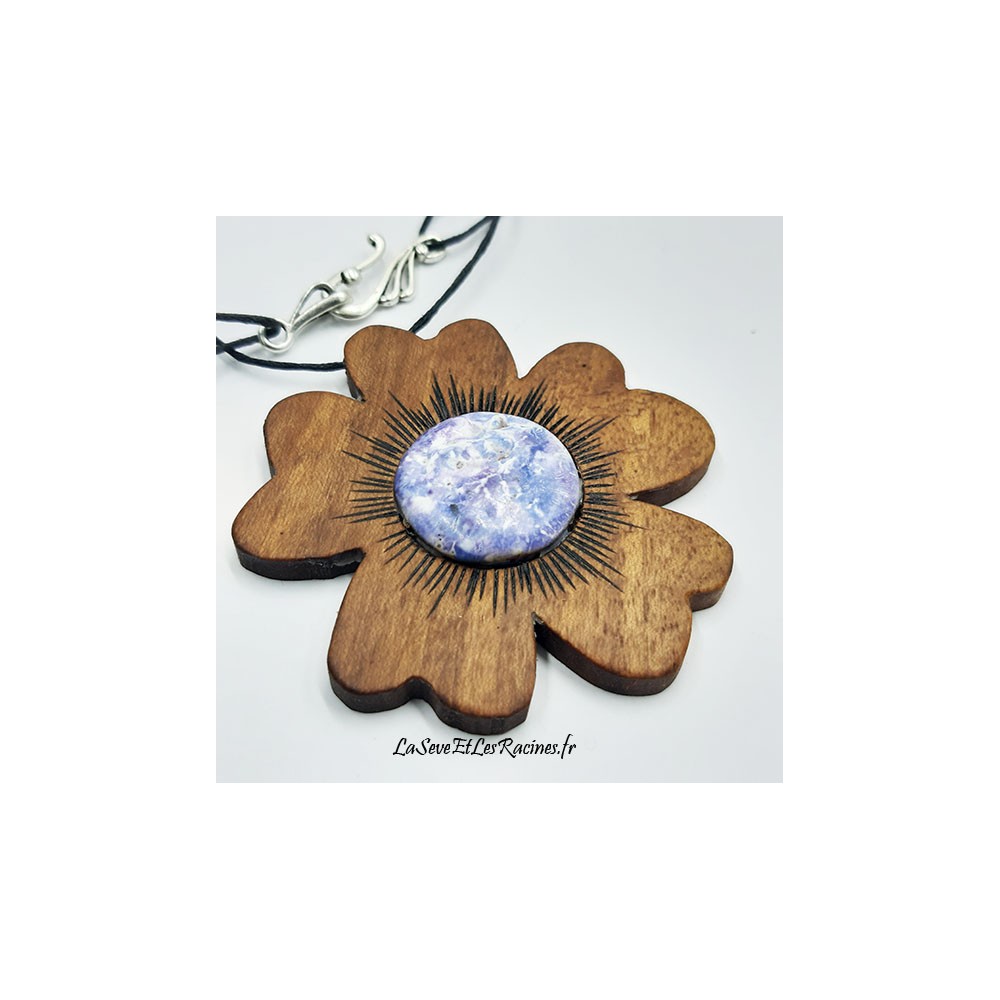 Collier artisanal fleur en bois de noyer et céramique violette