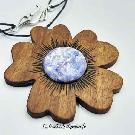 Collier artisanal fleur en bois de noyer et céramique violette