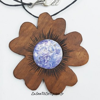 Collier artisanal fleur en bois de noyer et céramique violette