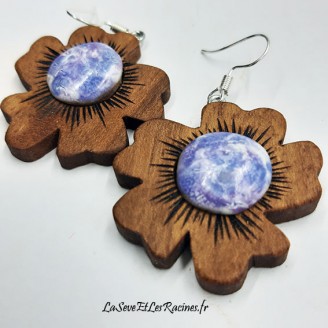 Boucles d'oreilles artisanales fleurs en bois de noyer et céramique violette bio écologique