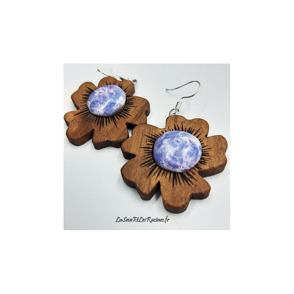 Boucles d'oreilles artisanales fleurs en bois de noyer et céramique violette bio écologique