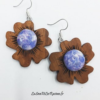 Boucles d'oreilles artisanales fleurs en bois de noyer et céramique violette bio écologique