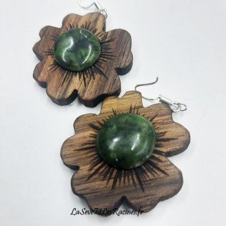 boucles d'oreilles en bois artisanale forme fleur noyer avec ceramique verte