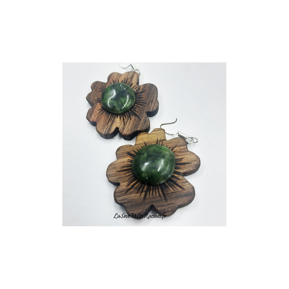 boucles d'oreilles en bois artisanale forme fleur noyer avec ceramique verte