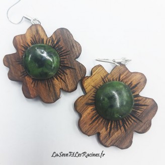 boucles d'oreilles en bois artisanale forme fleur noyer avec ceramique verte