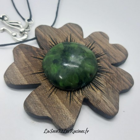 collier artisanal en bois et ceramique verte noyer bio