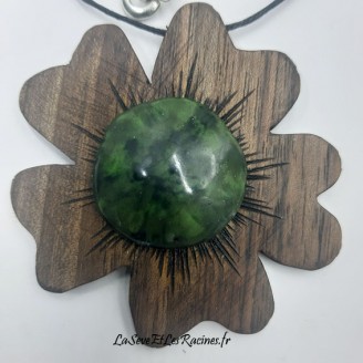 collier artisanal en bois et ceramique verte noyer bio