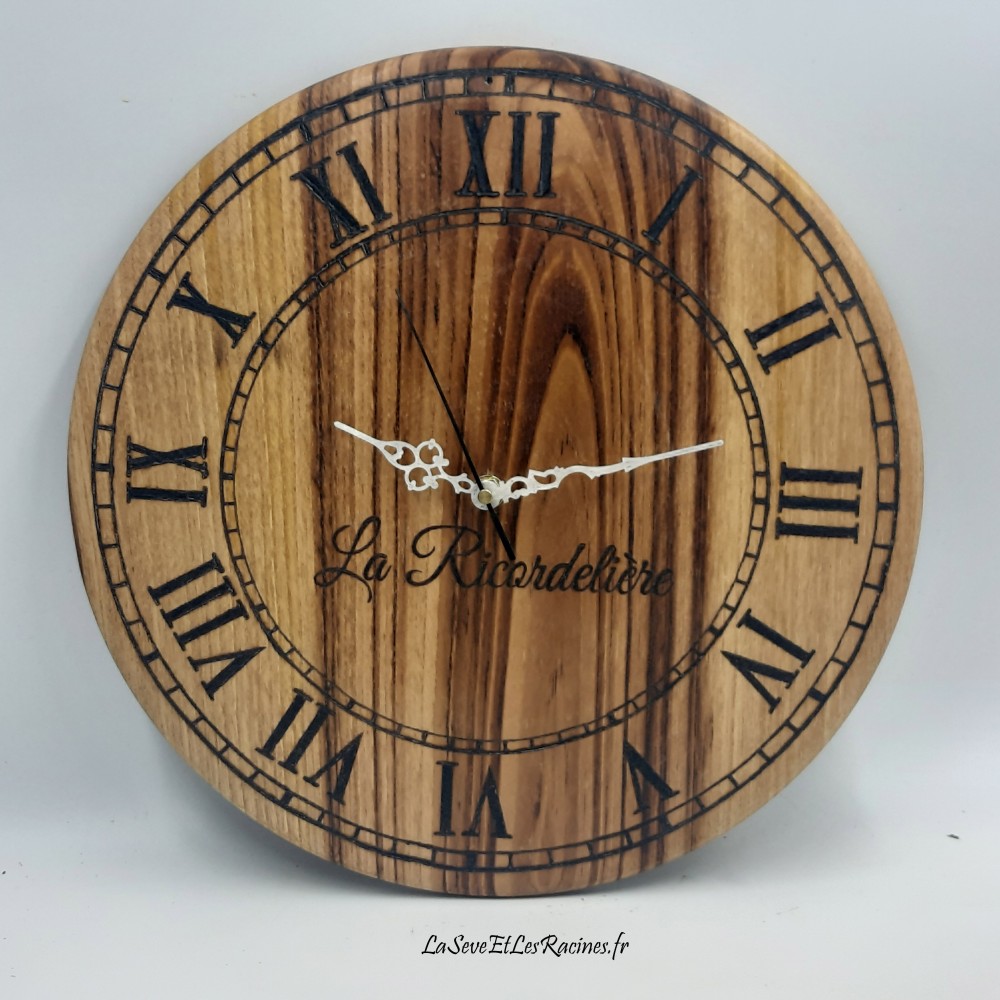 Horloge personnalisée en bois hôtel restaurant style classique artisanale