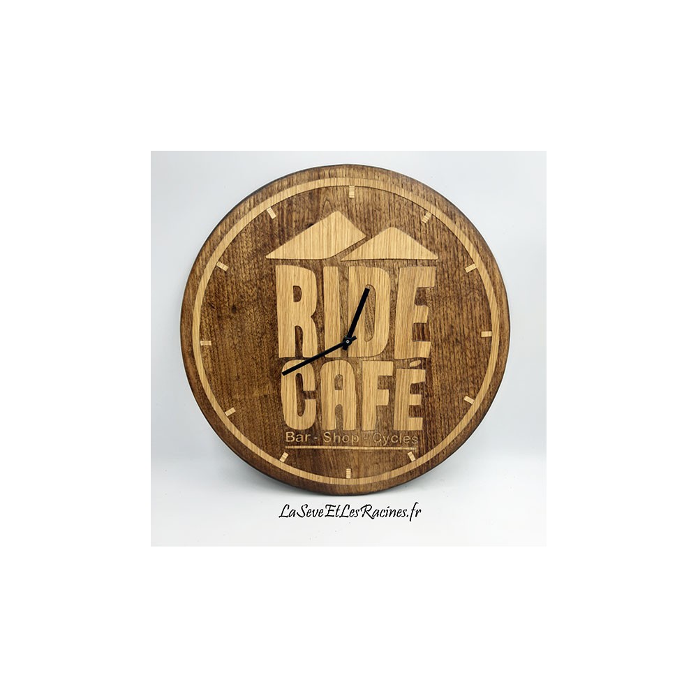 Horloge en bois personnalisée pour bar restaurant d'après logo