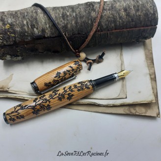 Stylo plume artisanal en bois de cerisier pyrogravé arbre branches fleurs