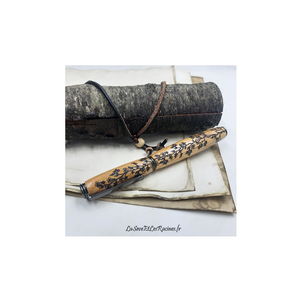 Stylo plume artisanal en bois de cerisier pyrogravé arbre branches fleurs
