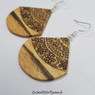 Boucles d'oreilles bois artisanales motifs et fleurs bio