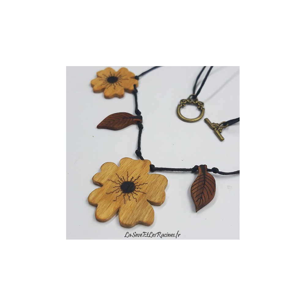 Collier bois artisanal fleurs et feuilles bio