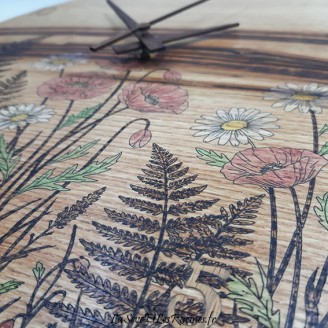 horloge artisanale bois de châtaignier pyrogravée fleurs des champs bio écologique éthique