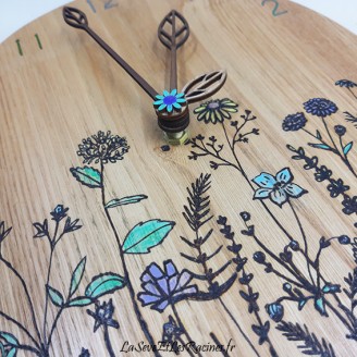 horloge artisanale ovale bois de châtaignier pyrogravée fleurs des champs bio écologique éthique