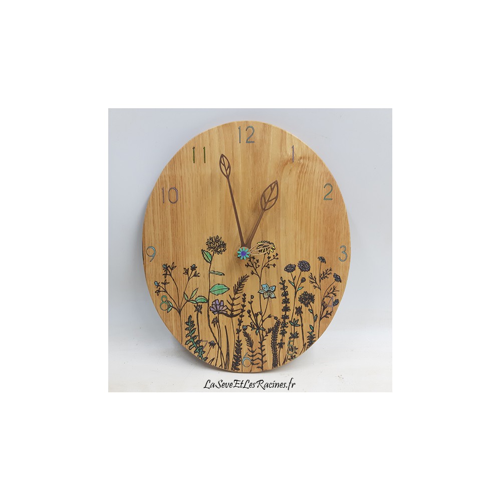 horloge artisanale ovale bois de châtaignier pyrogravée fleurs des champs bio écologique éthique
