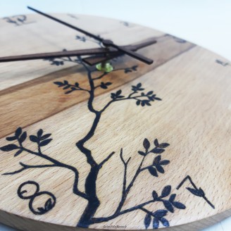 Horloge bois de hêtre 28,5cm gravée branche fabrication artisanale piece unique