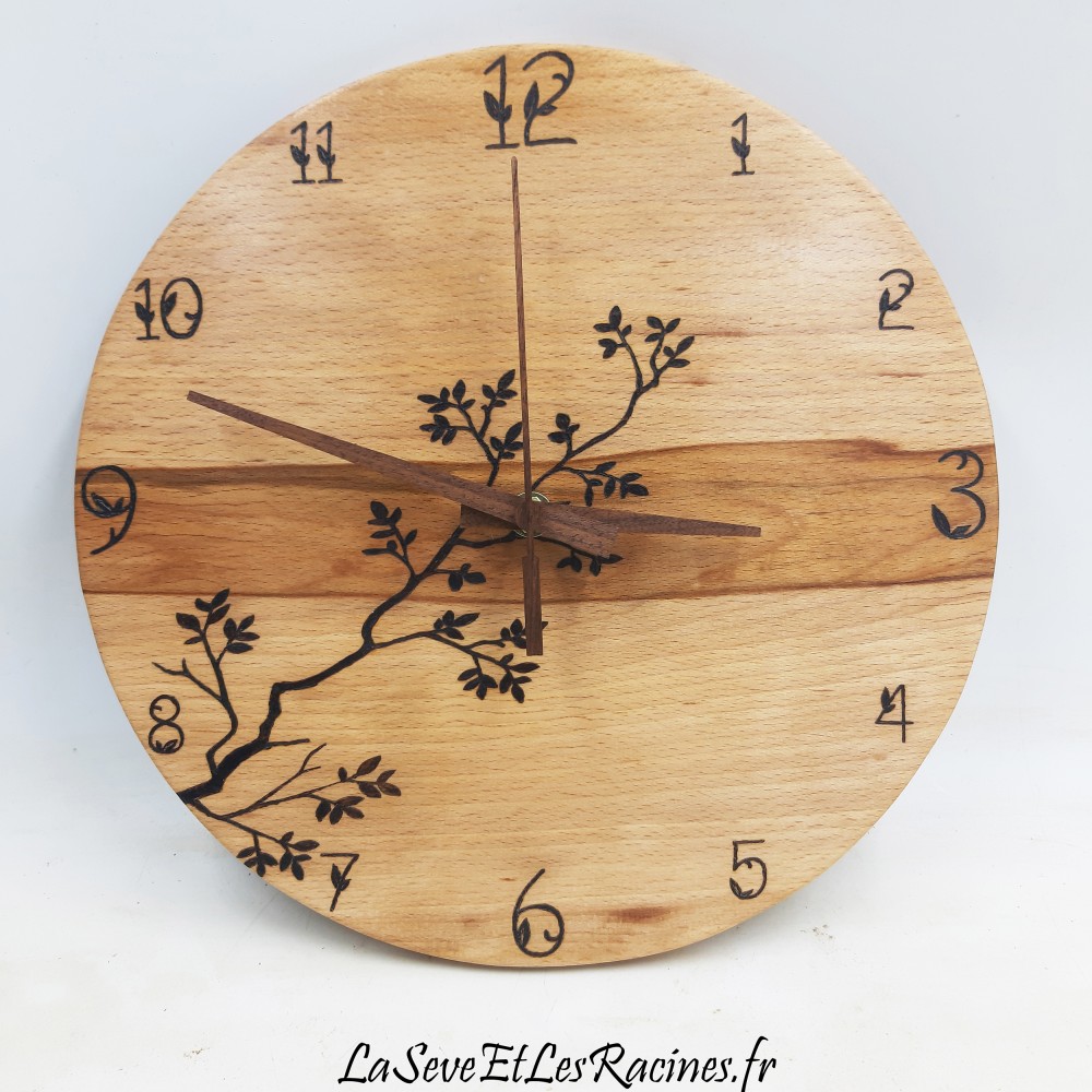 Horloge bois de hêtre 28,5cm gravée branche fabrication artisanale piece unique