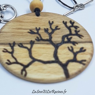 collier artisanal en bois de hêtre pyrogravé branche d'arbre