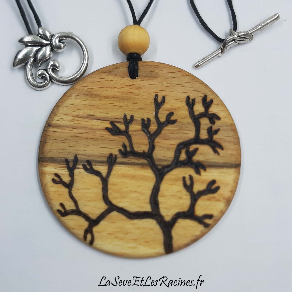 collier artisanal en bois de hêtre pyrogravé branche d'arbre