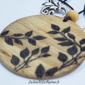 collier artisanale en bois de hêtre pyrogravé branche feuilles