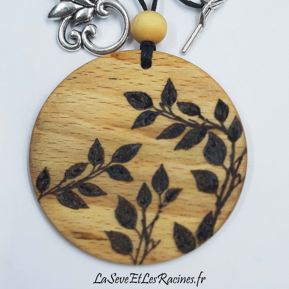 collier artisanale en bois de hêtre pyrogravé branche feuilles