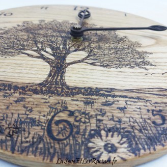 horloge bois artisanale pyrogravée arbre paysage 29,5cm