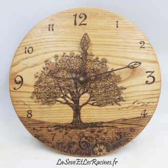 horloge bois artisanale pyrogravée arbre paysage 29,5cm