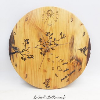 Horloge murale en bois pyrogravée avec motif personnalisé