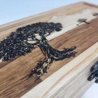 Boîte à montres personnalisée artisanale en bois pyrogravée avec motif olivier et paysage, trois emplacements avec coussins