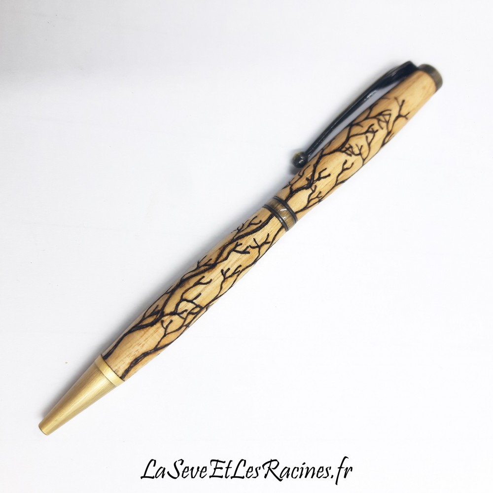 Stylo bille en bois de hêtre pyrogravé avec motif d’arbre artisanal