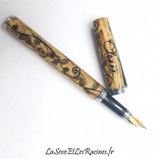 Stylo plume personnalisé artisanal en bois de hêtre gravé avec un motif de lianes, de fleurs et de feuilles, personnalisable